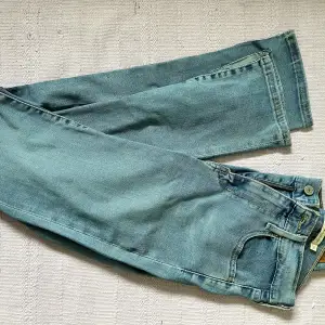 Stretchiga low waist jeans från Levis i strl 25. Klippt av dem som en slits nertill, dem är väldigt stretchiga! 