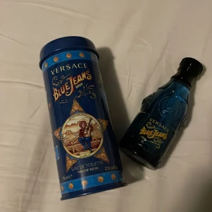 Versace blue jeans parfym - Parfymen är nästan aldrig använd.  Nypris: Ca 300kr Mitt pris: 75kr