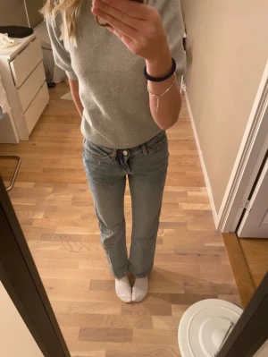 Weekday jeans  - Super snygga weekday jeans i model ”TWIG” stl 23/30 används ej längre pga att de är för korta.  (Köpare står för frakt)