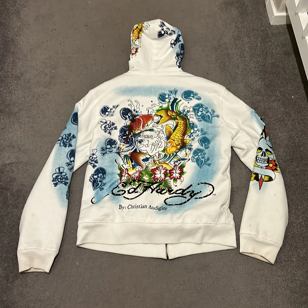 Säljer min Ed Hardy hoodie av Christian Audigier. Riktigt fet hoodie och sitter perfekt på mig som är 190cm. Köpte den för typ 1 år sen och har inga synbara fel. Riktigt varm hoodie också perfekt till vintern. Priset är inte hugget i sten.. Hoodies.