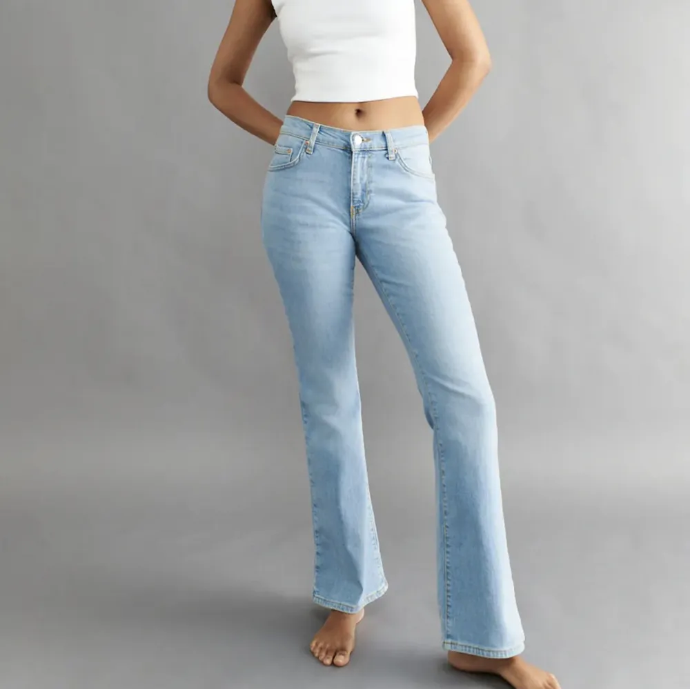 Assnygga lågmidjade bootcut jeans från gina, använda ca 5 ggr💘 nypris 499 tror jag, och slutsålda på hemsidan. Jeans & Byxor.