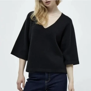 Stickad tröja - En jätte fin stickad tröja med så könt material, fler bilder finns såklart! Pris kan diskuteras, köptes för 350!!