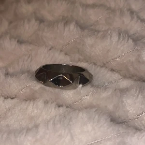 Nit ring - Säljer denna ringen då den inte kommer till användning! 