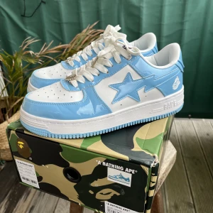 Bapesta UNC - Säljer dessa bapestas UNC. Bra skick, 8.5/10. 2 flaws. Använda 2 gånger. Box plus OG finns. Är lite osäker på autencitet därför säljer jag de billigare. Fint skick och perfekta skor till vinter och höst. Kan skicka fler bilder samt gå ner mycket i pris!🙌📦