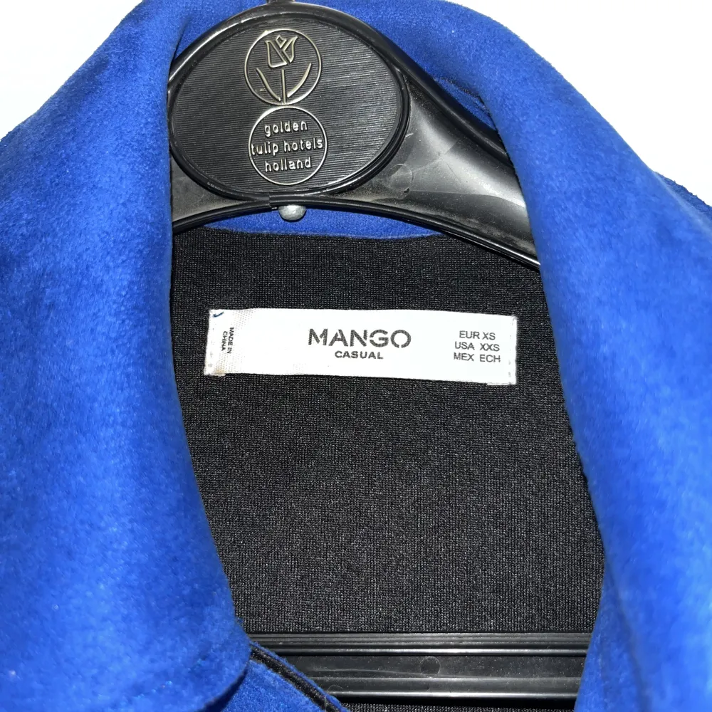 Blå bikerjacka i mocka från Mango. Använd en gång, i mycket bra skick.. Jackor.