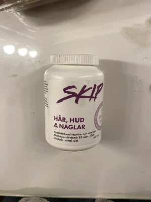 Hår,hud och naglar kosttillskott  - Ursprungligen 240 stycken kosttillskottstabletter räknar med att 220-230 stycken är kvar ! 🤍köptes för 80kr !