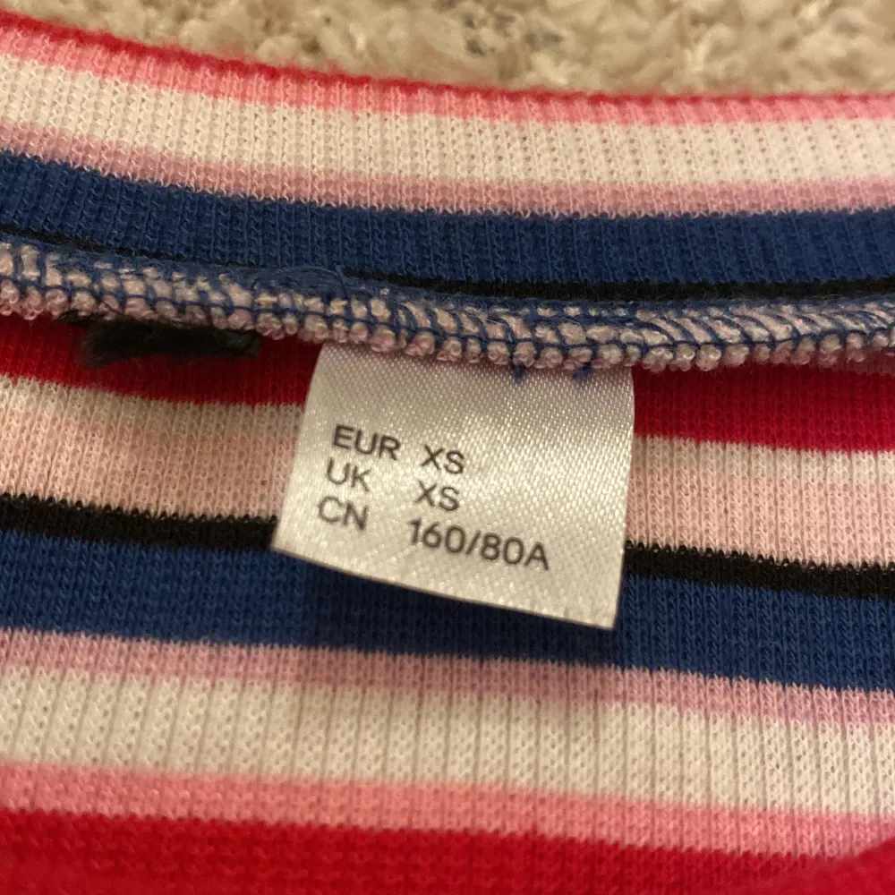 En randig klänning Me färgerna Röd/blå/ljus rosa o vit. Köpt från Pull and bear för 349kr säljer för 180kr. Storlek Xs.. Klänningar.