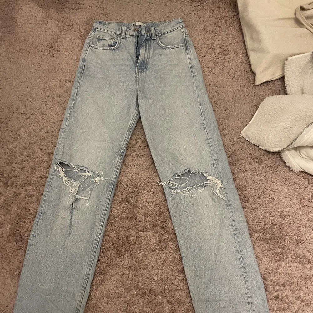 Säljer mina håliga jeans som är midwaist och ljusblåa. Använda ett fåtal gånger och har inga defekter, köpta från ginatricot och sitter väldigt fint på en, pris kan diskuteras 💓. Jeans & Byxor.
