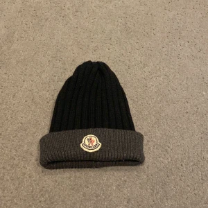 Moncler mössa - köpte den från garms market på insta
