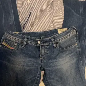 Gammla Disel jeans, bra skick och inga defekter. Storlek 27 och skinny.