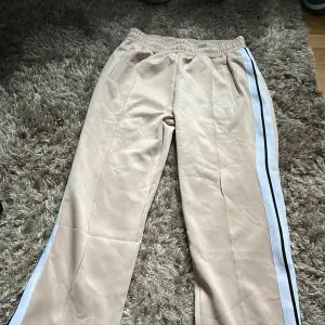 Beige/aprikos färgade Palm Angels byxor I en ”baggy” storlek. Oanvända och äkta. Storlek: Xl men funkar bäst för L och potentiellt M Nypris: 2500 kr