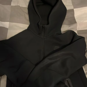 Nike tech - Nike tech edition 3  Ganska ny  Direkt pris från affär 1400 Storleken är Xs men den passar S och förmodligen M också 