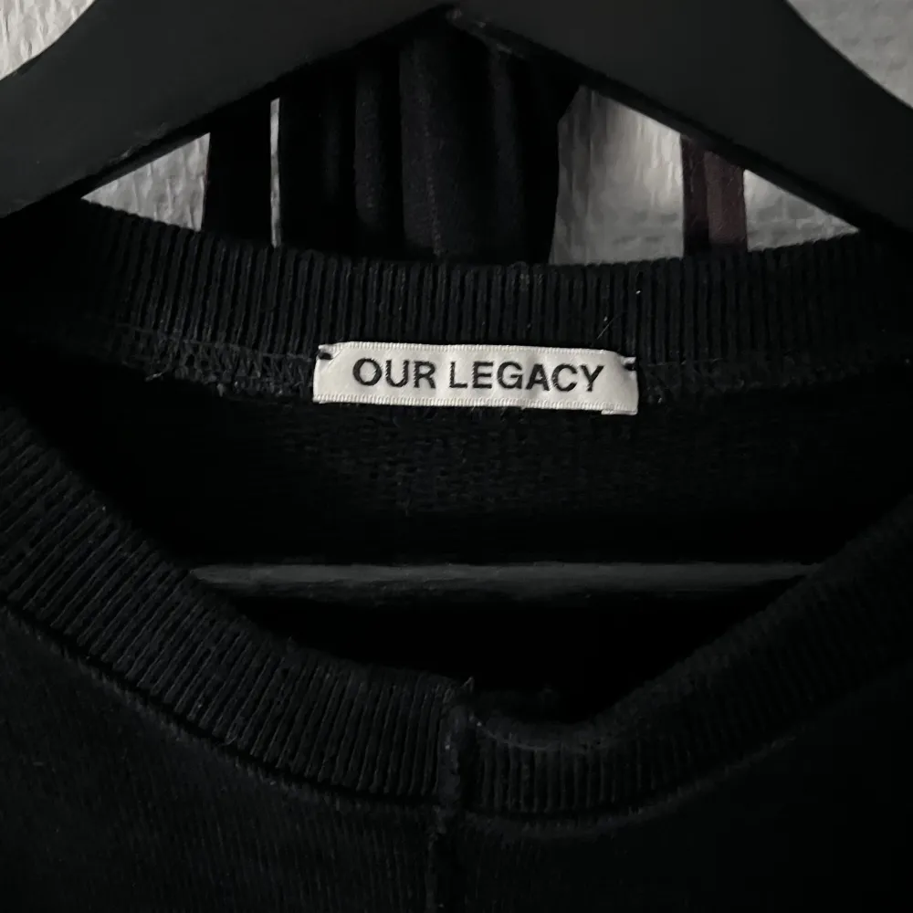Perfekt sweatshirt från our legacys höst/vinter kollektion 2021. Köpt från deras egna hemsida för 2000kr. Grym kvalite & tröjan är i jättebra skick. Passformen är tts . Tröjor & Koftor.