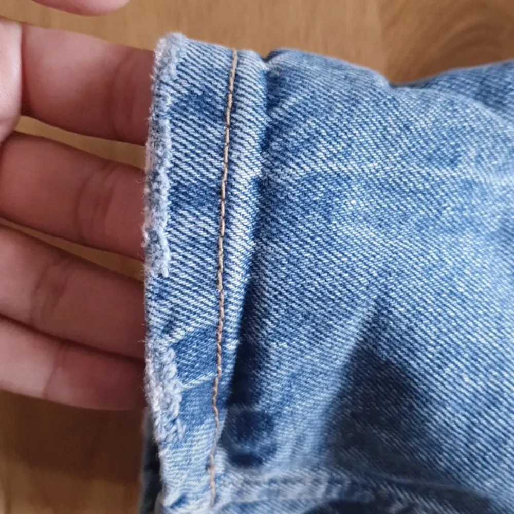 Lågmidje jeans från Bershka. Lite slitet vid vissa ställen men det är själva stilen på jeansen.  Storlek 36 men tycker den är lite oversized.. Jeans & Byxor.
