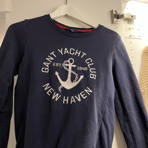 Gant sweatshirt  - Marinblå sweatshirt ifrån gant. Storlek xs💓