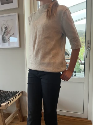 Stickad kortärmad  - Beige stickad kort ärmad tröja. Nästa aldrig använda. Köpt för 450 förra året men den har bara stått i min garderob, typ använd 3 gånger. Säljer för kommer aldrig till användning. Säljer nu för 250kr
