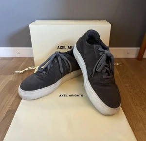 Axel arigato skor - Tja säljer ett par feta axel arigato skor pga dom inte passar mig😄  Vid minsta fråga är det bara att höra av sig! Priset är självklart diskuterbart
