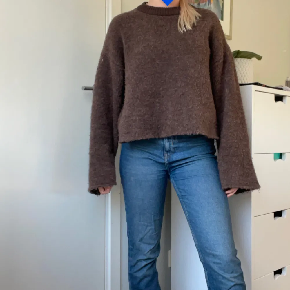 Säljer mina mörkblåa jeans från H&M i bra skick.  Dom är lite högmidjade och har en slits inåt nere vid benen Har ni frågor eller vill ha fler bilder, kontakta gärna☺️. Jeans & Byxor.