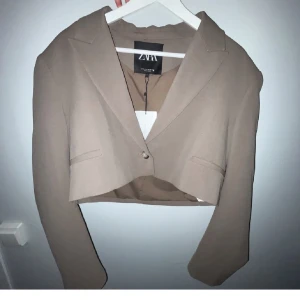 Kroppad kavaj Zara - Nyskick. Storlek M 