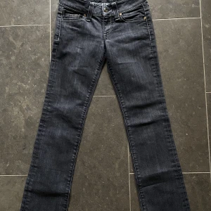 Guess jeans  - Supersnygga raka, lågmidjade jeans från guess med unika detaljer🤩i mycket bra skick🙌