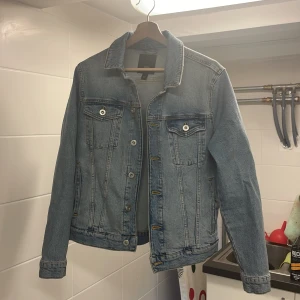 Jeansjacka knappt använd - Köpte denna från Zalando för längesedan och den var bara inte min smak kanske använt den 2 gånger.