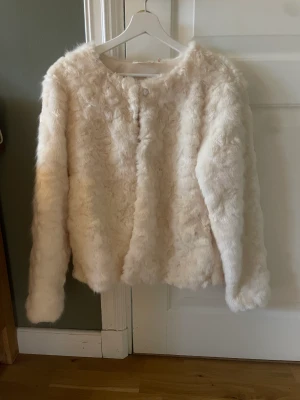 teddy jacka - en super fin teddyjacka ifrån isay som passar perfekt nu till hösten och vintern