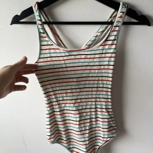 Randig body - Så fin body i mjukt matierial och korsad rygg. Tyvärr för liten på mig. Köpt secondhand i Köpenhamn. 