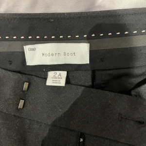 Lågmidjade kostymbyxor  - Lågmidjade kostymbyxor från Gap som inte kommer till användning tyvärr! Inga defekter och är som nya😊