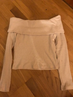 Off shoulder tröja 🤎 - Såå fin off shoulder tröja perfekt till hösten! 🍂använd 1-2 gånger