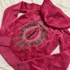 Juicy Cotoure Tröja - Assnygg vintage juicy cotoure tröja i nyskick!! Skulle säga att passformen är mer som en xs💓