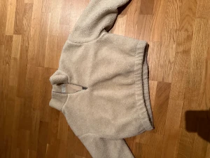 Lurvig tjocktröja - Kroppad tröja från Weekday