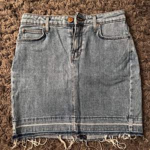 En fin jeans skjol från lee, mid waist, i bra skick, normal i storlek