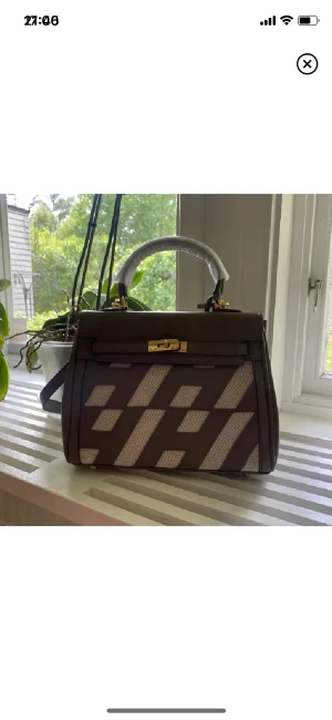 Väska  - Fin väska. Helt oanvänd.  Köpt för 65 amerikanska dollar (ca 700kr) plus frakt (ca 100kr) och tull (strax över 100kr). Säljes för 250kr