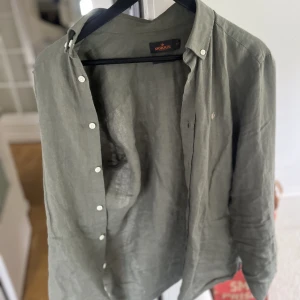 Morris skjorta - Jag säljer den för att den inte passade mig. Den är i storlek small men passar M-L