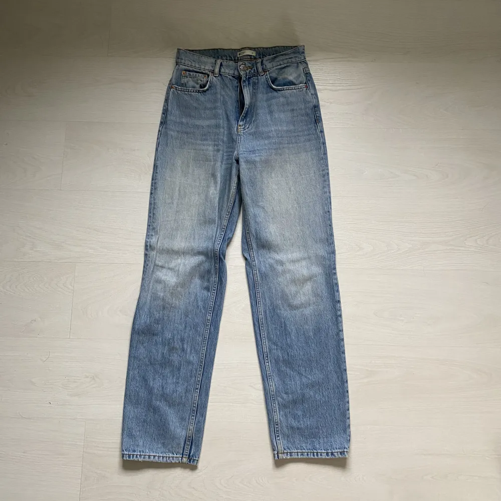 Säljer dessa fina blå högmidjade jeansen ifrån Gina Tricot i storlek 36!!🩵🩵. Jeans & Byxor.