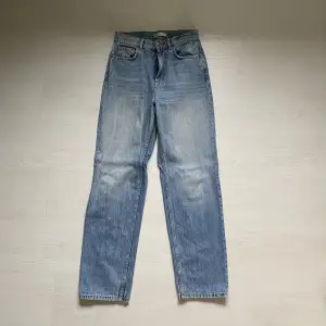 Säljer dessa fina blå högmidjade jeansen ifrån Gina Tricot i storlek 36!!🩵🩵