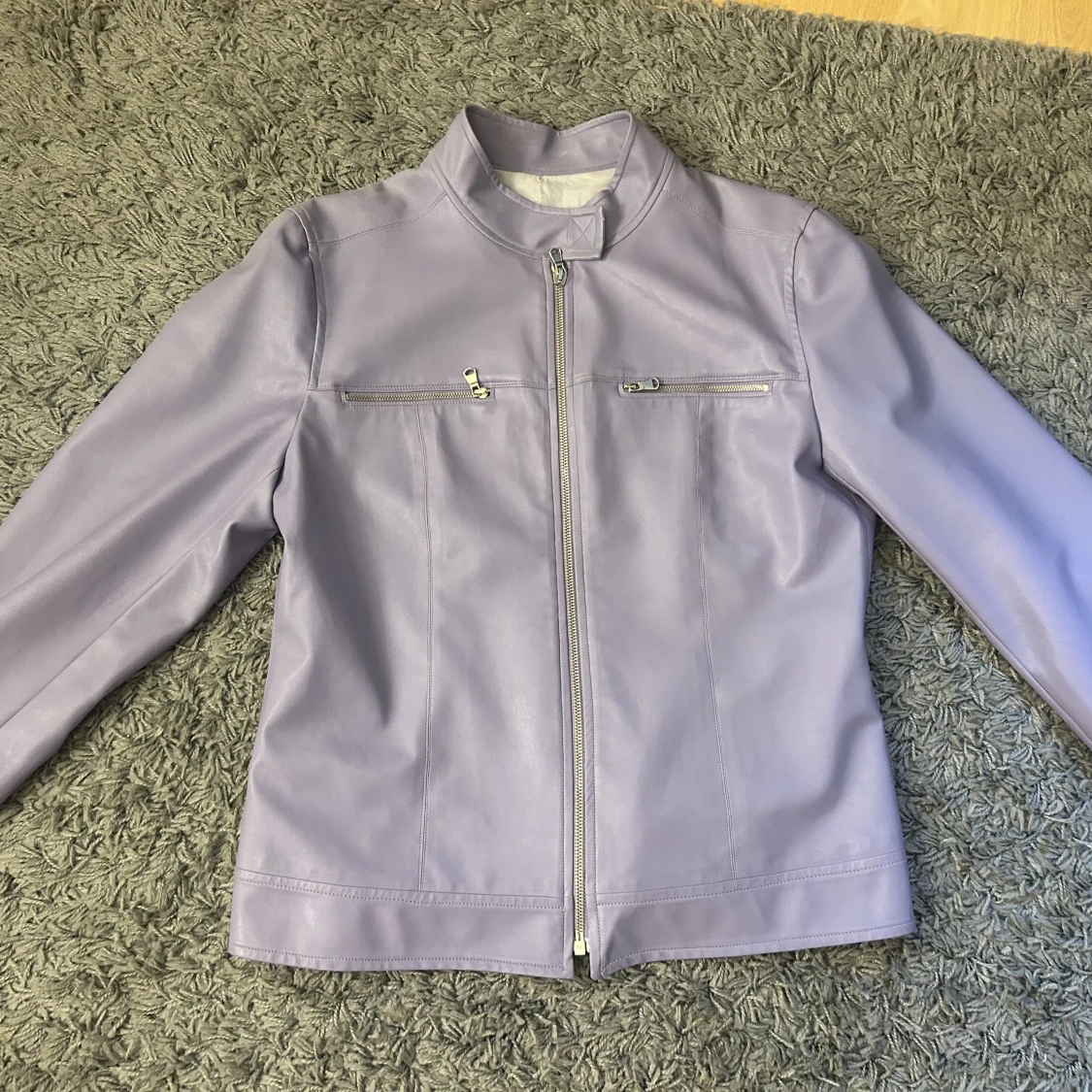 Lila skinnjacka  - 90