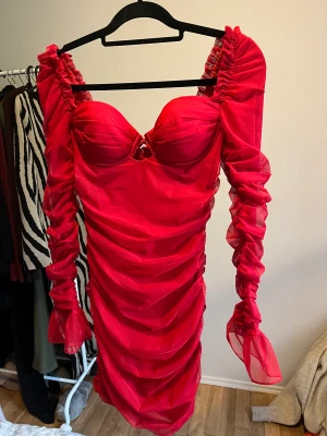 Klännig  - Aldrig använt från oh polly  Sitter som en s/m 