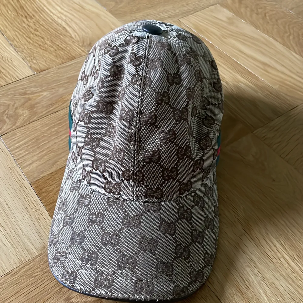 Gucci keps en gammal modell som är jättesvåra att få tag på. Pris kan såklart diskuteras.. Accessoarer.