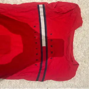 Röd Tommy hilfiger T-shirt i storlek S. 40kr