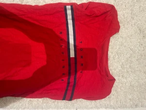 T-shirt Tommy hilfiger - Röd Tommy hilfiger T-shirt i storlek S. 40kr