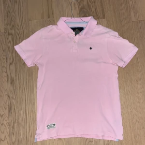 Morris Piké  - Säljer en ritkigt schysst Morris Piké. Färgen är ljus rosa och storleken är medium/large. Skriv gärna för mer info och bilder!