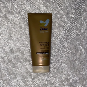 Brun utan sol - Säljer en brun utan sol hudkräm från dove i färgen medium to dark. Den är bara testad och ganska ny. Luktar supergott. Nypris runt 60kr, säljer den för endast 25kr!