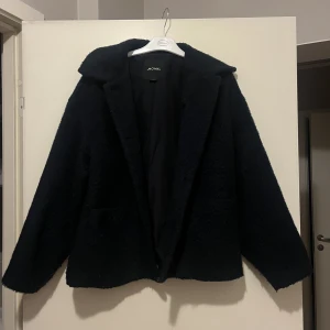 Marinblå kappa - En marin blå kappa från monki. Väll använd, därför lite nopprig men inte så värst. Jätte snygg, bra skick.💙slut i lager överallt. Mycket varm , funkar som både höst jacka men ända så pass varm att man kan ha den på vintern.💙orginal pris 700