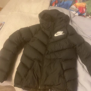Nike jacka i nyskick  - Säljer sonens jacka i nysckick 