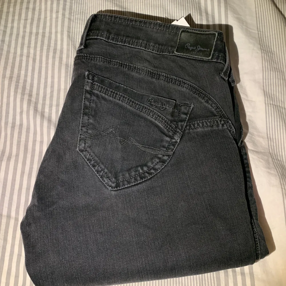 Säljer dessa så himla snygga low waist bootcut Pepe Jeans då dom tyvärr var försmå för mig. Dom är i storlek 36 och har inga defekter! Skriv vid frågor💕. Jeans & Byxor.