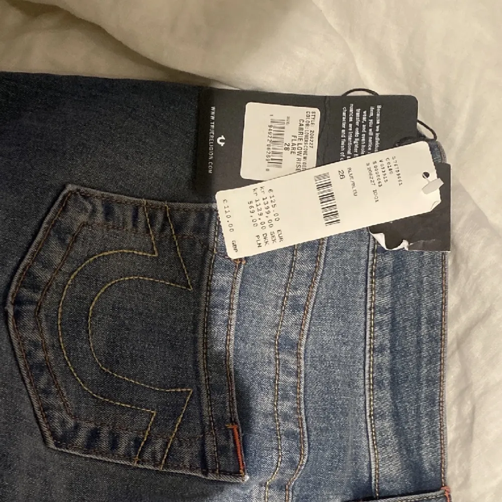 Ett par sjuktttt snygga true religion jeans som tyvärr är för långa 🥲 de är lågmidjade, bootcut/flare och har sjukt snygg tvätt så att de ser vintage ut🥰den på bilden är ca 160 så passar nog någon minst 170cm 😊HELT NYA - ENDAST TESTADE!!! KÖPTES FÖR 1400. Jeans & Byxor.