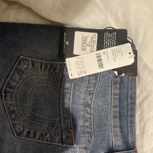 True religion jeans  - Ett par sjuktttt snygga true religion jeans som tyvärr är för långa 🥲 de är lågmidjade, bootcut/flare och har sjukt snygg tvätt så att de ser vintage ut🥰den på bilden är ca 160 så passar nog någon minst 170cm 😊HELT NYA - ENDAST TESTADE!!! KÖPTES FÖR 1400