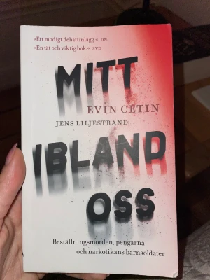 Mitt ibland oss av Evin Cetin - Pocket bok. Mitt ibland oss av Evin cetin. Handlar om gängkriminaliteten (se baksida), väldigt intressant!! 