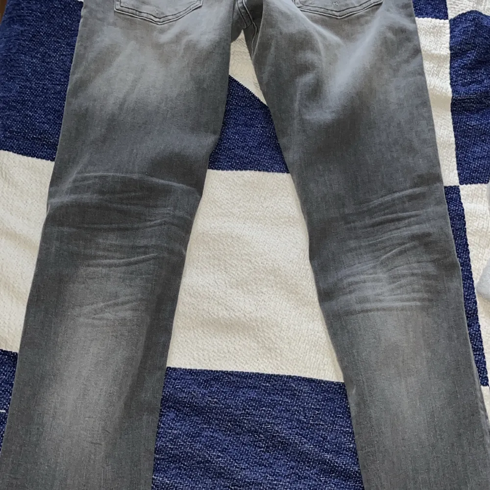 Fina gråa jack and Jones jeans som jag knappt använt de är precis som nya. Byxorna är i storlek 28 så byxorna passar dig som är mellan 170-185  Köpta för 600kr från Jack and Jones . Jeans & Byxor.